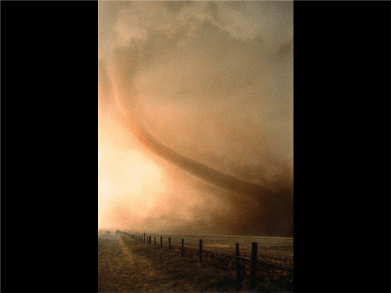 Een dia met een afbeelding van een tornado